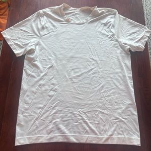 Men’s Lululemon Breeze shirt